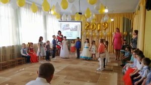 Поздравление выпускников детского сада от малышей