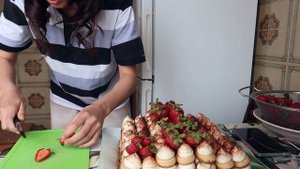 Как украсить торт клубникой