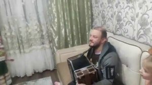 Веселая пляска под гармонь бабушки с внучкой Лизой.