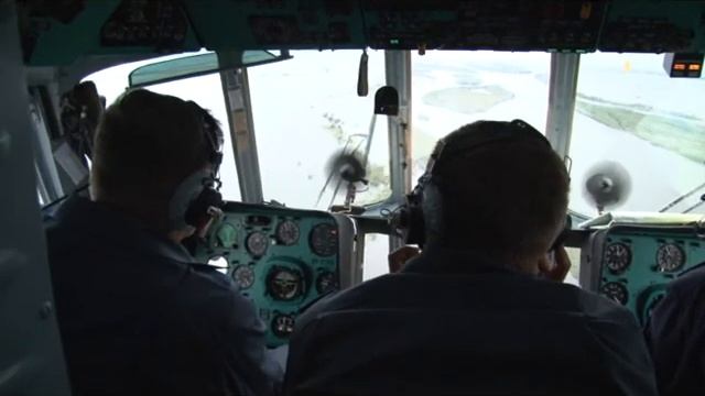 Размытая дорога Хабаровск-Комсомольск вид с вертолета. Пробка и водная гладь... смотреть онлайн