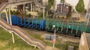 Модели платформ-лесовозов 13-401 и 13-4012 в масштабе 1:87 на макете