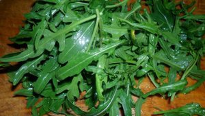 Теплый салат с руколой, фасолью и кальмарами