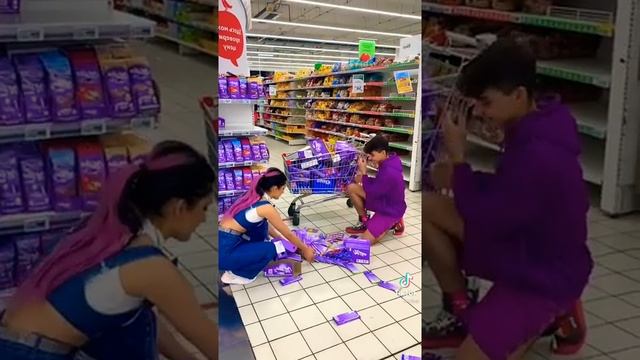 Дина Саева и Кайл томас снесли всю полку с шоколадом Milka?Tik tok?