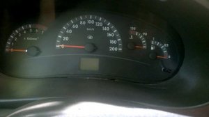 тускло горит лампа зарядки АКБ.