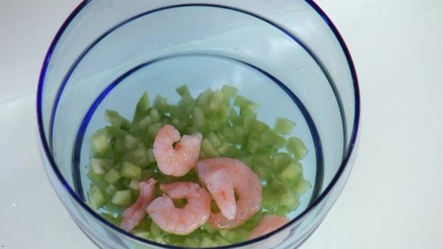 Острый салат с креветками