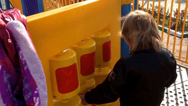 На детской площадке. Турция, Бурса, Гюрсу, 2.02.2016 смотреть онлайн