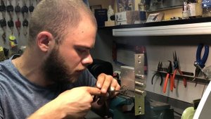 Вскрытие сувальдного замка наборным ключом