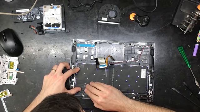 Lenovo Yoga 520 - Troca da tampa inferior e palmrest смотреть онлайн