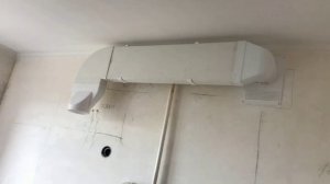 как закрываются  трубы вентиляции в верхних шкафах кухни