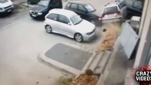 Ужас! Мужик не смог припарковаться.