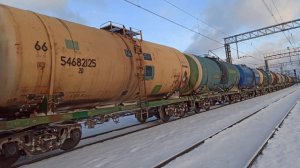 Электровоз 2ЭС4к - 086 и грузовой состав из цистерн