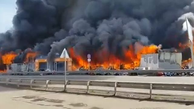 🔥🔥 Мощнейший пожар в Пятигорске! Горит рынок с павильонами. Информации о пострадавших нет. смотреть онлайн