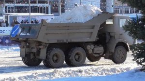 Трактор убирает снег в городе