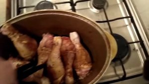 Очень вкусные сочные куриные ножки в жаровне.