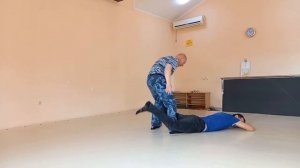 Боевые приемы борьбы: бросок захватом ног сзади