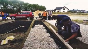 Применение парковочной решетки и пластикового бордюра.