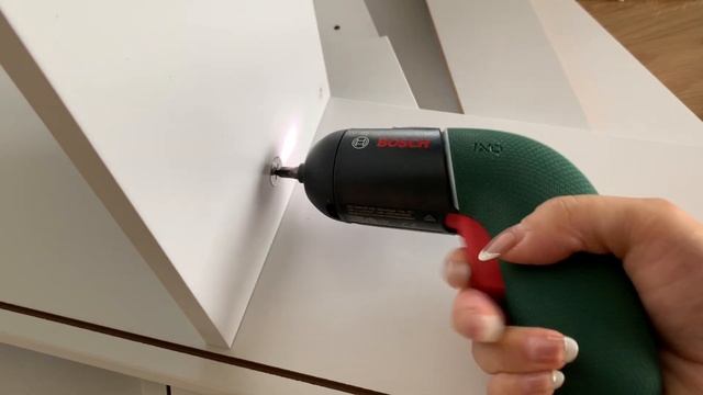 Русский и китаянка купили сервант и собирают его вместе смотреть онлайн