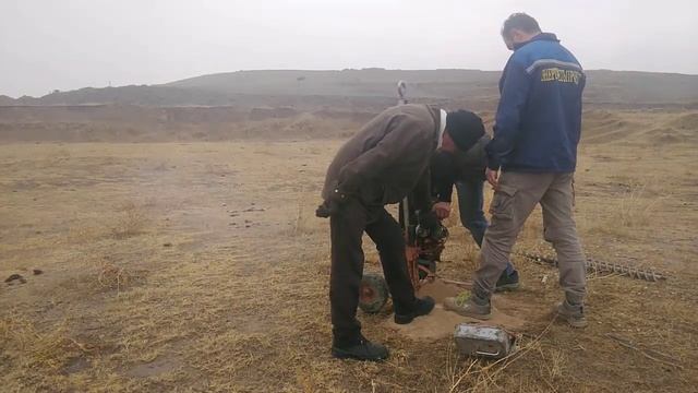 Бурение скважин мотобуром д10.  Глубиной 10 метров.