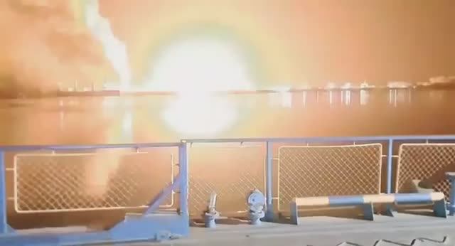 ??⚡Появилось видео ночного удара ВС РФ по паромной переправе на Дунае⚡
