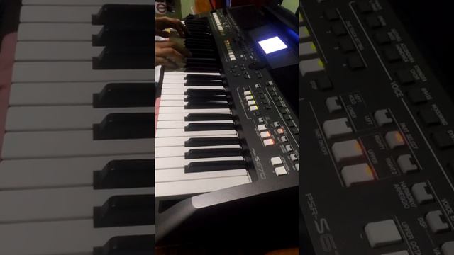 Piano com Strings - Yamaha PSR S 670