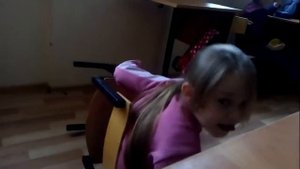 Одна девочка упала со стула ??