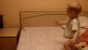 Малыш кувыркается