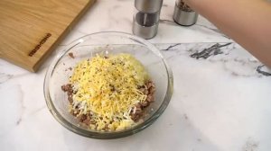 Специально для него держу банку консервы в шкафу! Паштет на хлеб