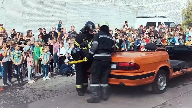 Сотрудники МЧС Южного округа и ЦД «Личность» провели показательное выступление смотреть онлайн