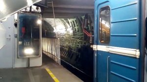 СПБ Метро: Состав типа 81-717/714 «Номерной», на станции: «Невский Проспект».