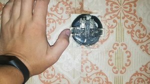 Как вставить современную розетку в старый подрозетник
