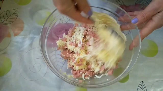 мини-пицца с колбасой и сыром. Быстрый завтрак.