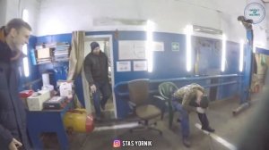 ЛУЧШИЕ ПРАНКИ | ЯЗЫК | БЛОНДИНКА В АВТОСЕРВИСЕ | КНИГИ В МЕТРО | РАЗГОВОР ПО ТЕЛЕФОНУ В НАУШНИКАХ