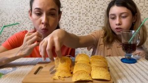 МУКБАНГ ОТВЕЧАЕМ НА ВОПРОСЫ/ЧИПСЫ ПРИНГЛС/MUKBANG PRINGLES CHIPS