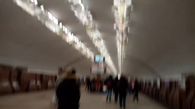 Поезд метро выехал из оборотного тупика на станцие метро площадь Маркса.