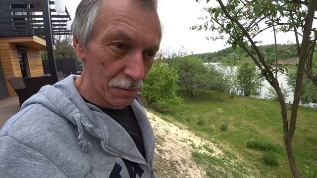 НЕНАСЫТНЫЕ СКВОРЦЫ. Исправил поломанные качели. Растения перед террасой. смотреть онлайн