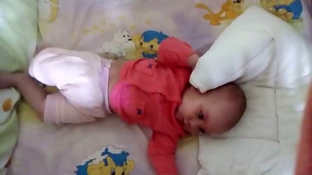 Капризничает