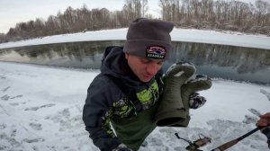 Зимняя рыбалка в тайге. Спасаем человека, чуть не ушел под лед. Рыбалка на хариуса и ленка.