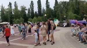 Белгород, парк победы, танцы в кругу друзей.