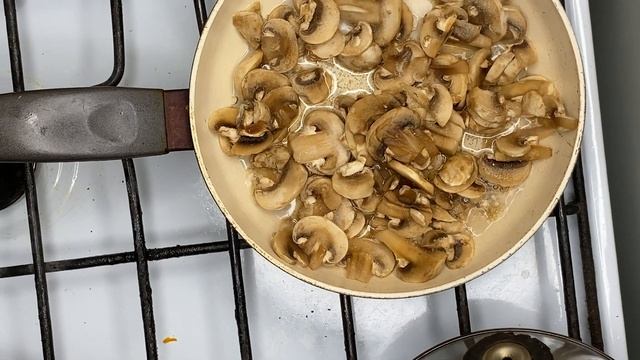 #грибнойсуп#простоивкусно Грибной суп, простой рецепт смотреть онлайн