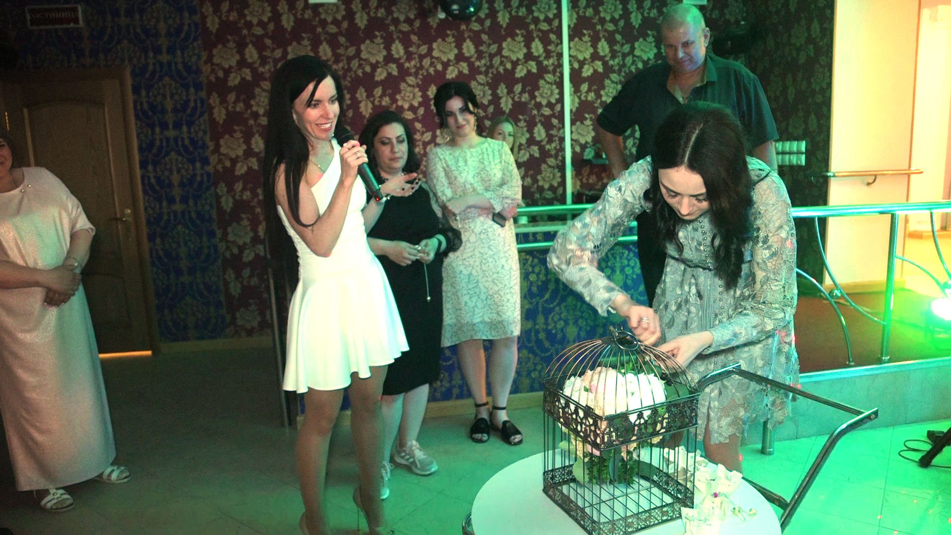 Необычное расставание с букетом невесты смотреть онлайн