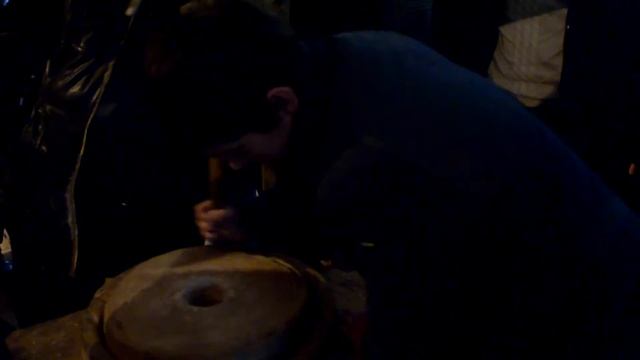 старинная (деревянная) ручная мельница с каменными жерновами смотреть онлайн