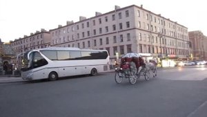 В карете на лошади,  по Санкт-Петербургу, очень романтично ...