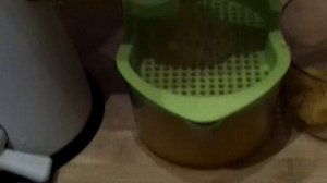 Механическая соковыжималка в действии.