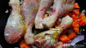 Куриные ножки тушеные в сметане с луком и морковью