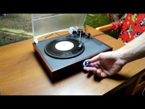 Посылка с проигрывателем пластинок.