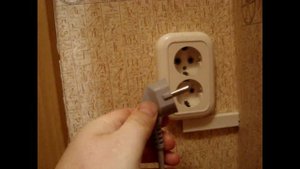 Как вытащить вилку из розетки?