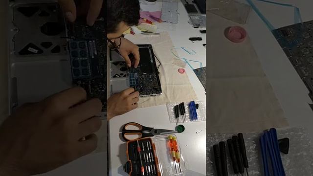 MacBook Pro 13" mid 2010 reassembly time lapse смотреть онлайн
