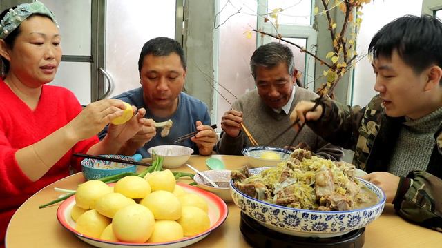 7斤排骨，会成做酸菜炖排骨，老妈蒸南瓜馒头，啃骨头吃馒头真香【会成一家】 смотреть онлайн