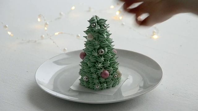 Ёлочка из безе с сюрпризом. #merengues #suspiros #меренга смотреть онлайн