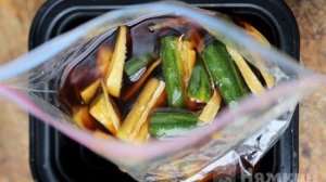 Малосольные огурцы в пакете с имбирем